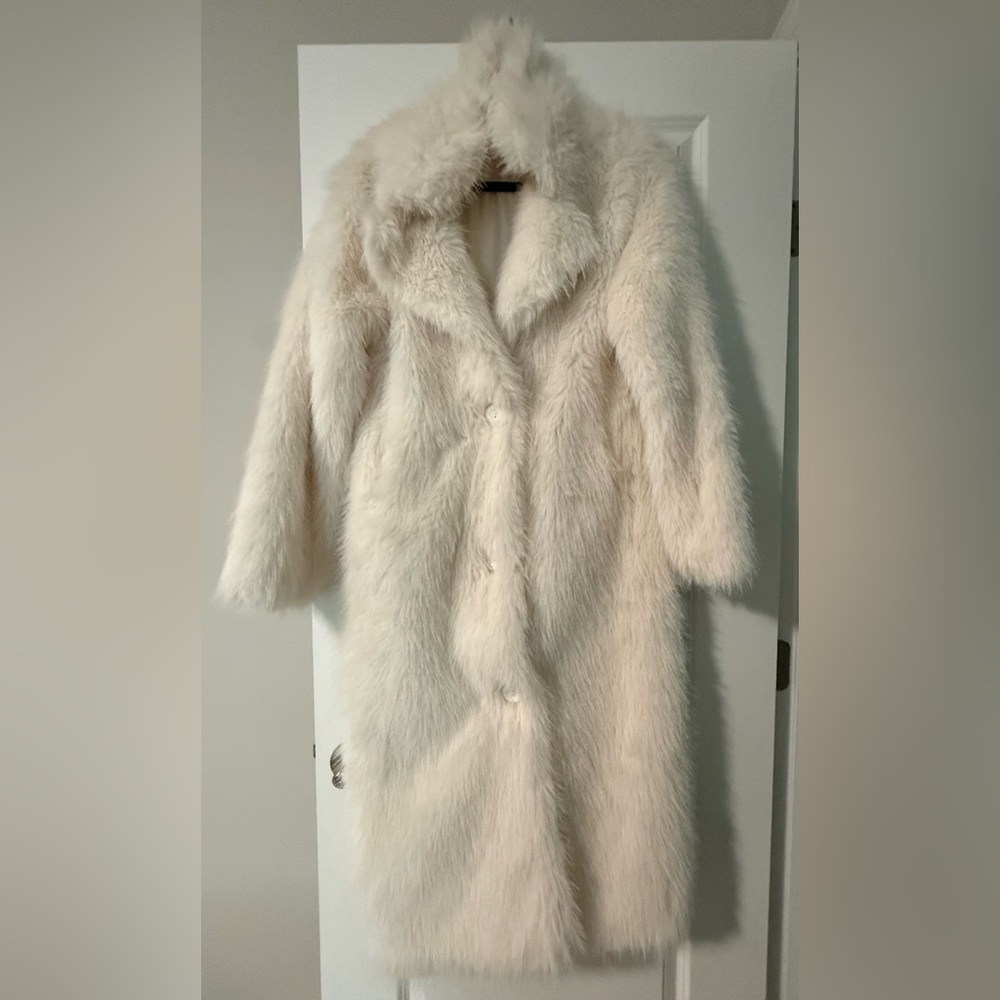 Elegant White Faux Fur Coat - Size Small/Medium - Picture 2 of 6